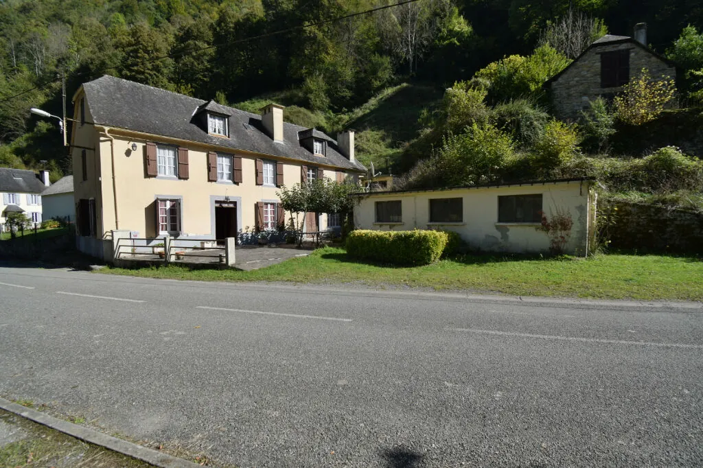 Maison ancienne avec 8 chambres à Ferrières, idéal pour Gîtes ou famille, près des montagnes 