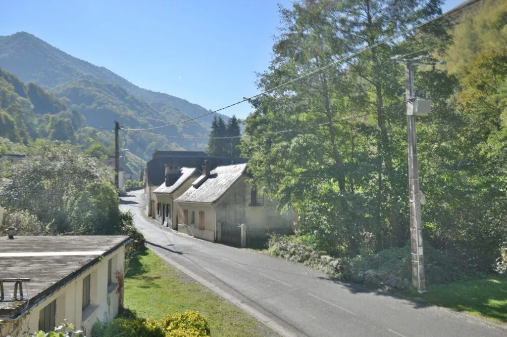 Maison ancienne avec 8 chambres à Ferrières, idéal pour Gîtes ou famille, près des montagnes 