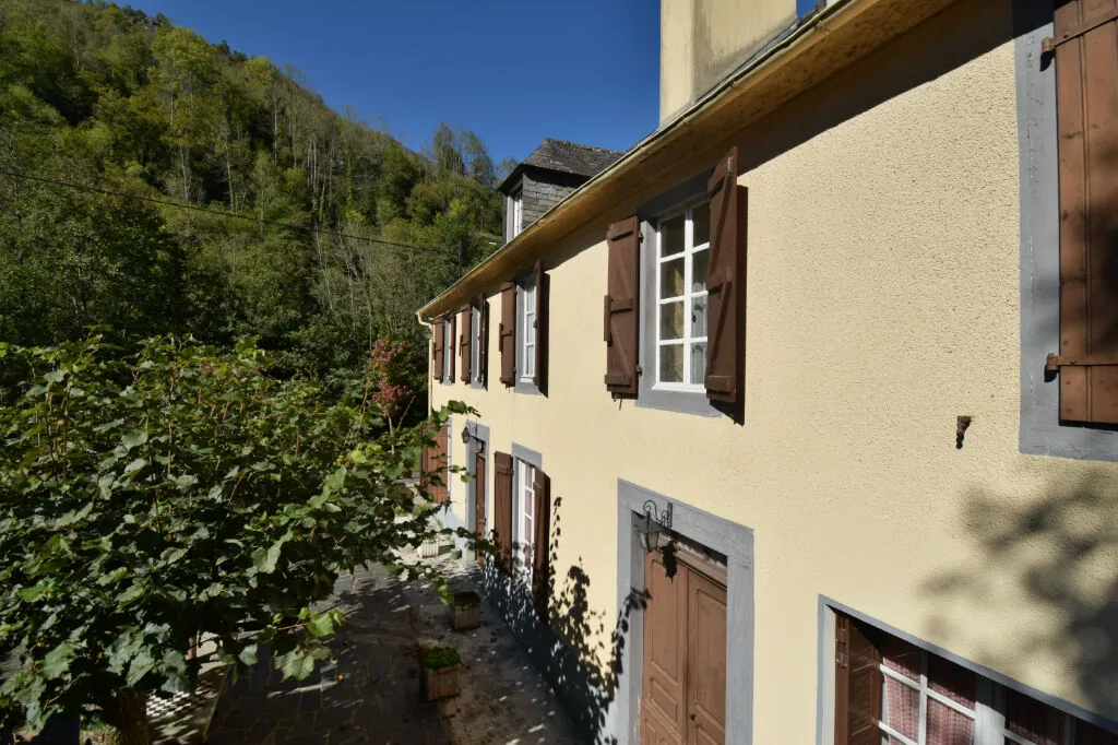 Maison ancienne avec 8 chambres à Ferrières, idéal pour Gîtes ou famille, près des montagnes 
