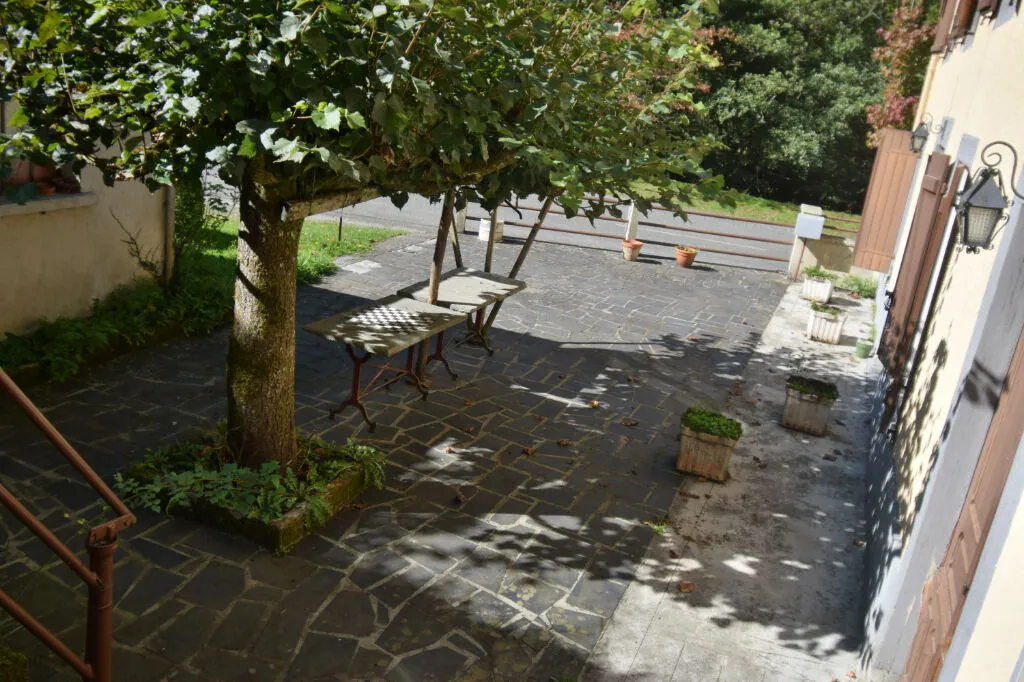 Maison ancienne avec 8 chambres à Ferrières, idéal pour Gîtes ou famille, près des montagnes 
