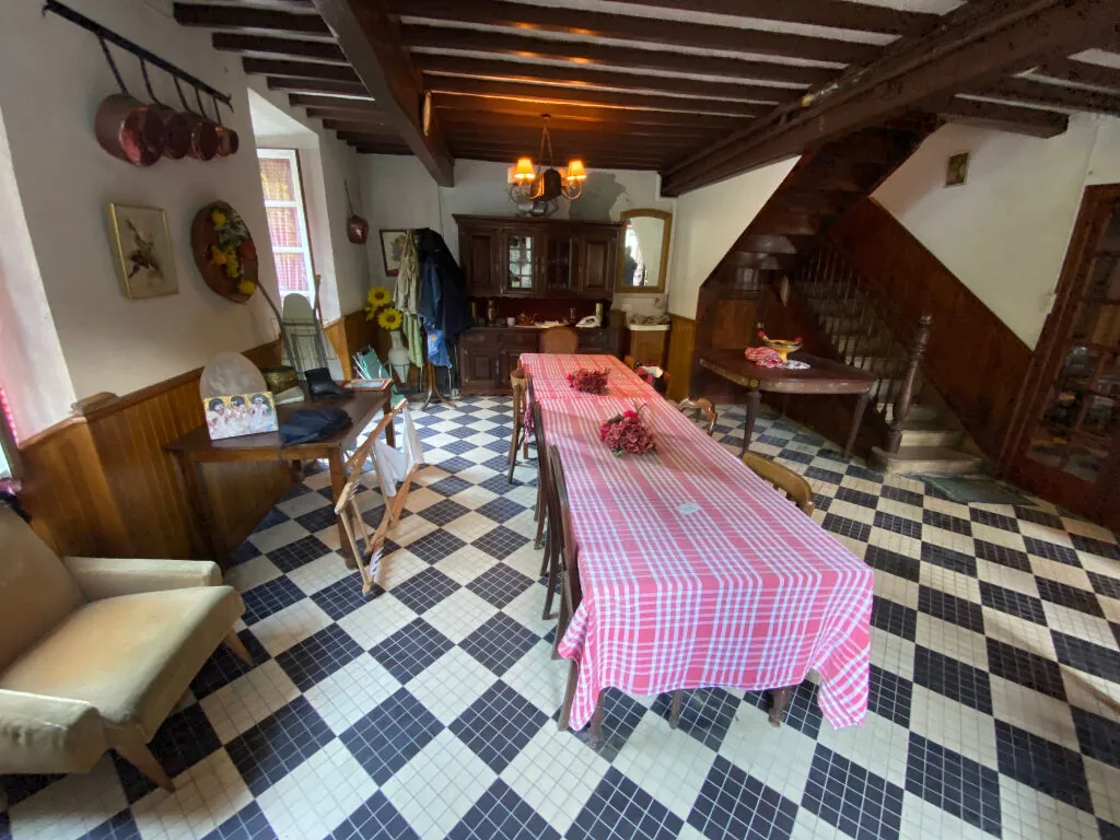 Maison ancienne avec 8 chambres à Ferrières, idéal pour Gîtes ou famille, près des montagnes 