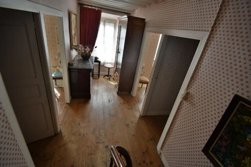 Maison ancienne avec 8 chambres à Ferrières, idéal pour Gîtes ou famille, près des montagnes 