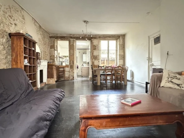 Maison de ville de 144 m² à Poitiers Montierneuf avec cour et caves voûtées