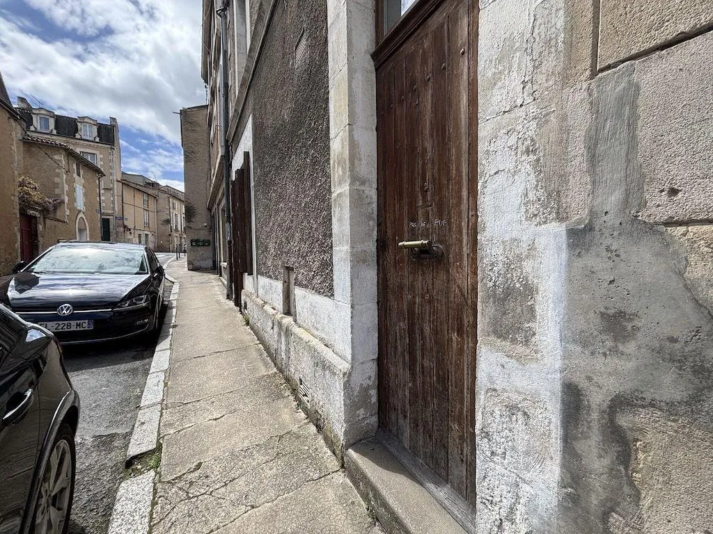 Maison de ville de 144 m² à Poitiers Montierneuf avec cour et caves voûtées 