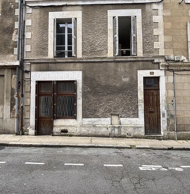 Maison de ville de 144 m² à Poitiers Montierneuf avec cour et caves voûtées 