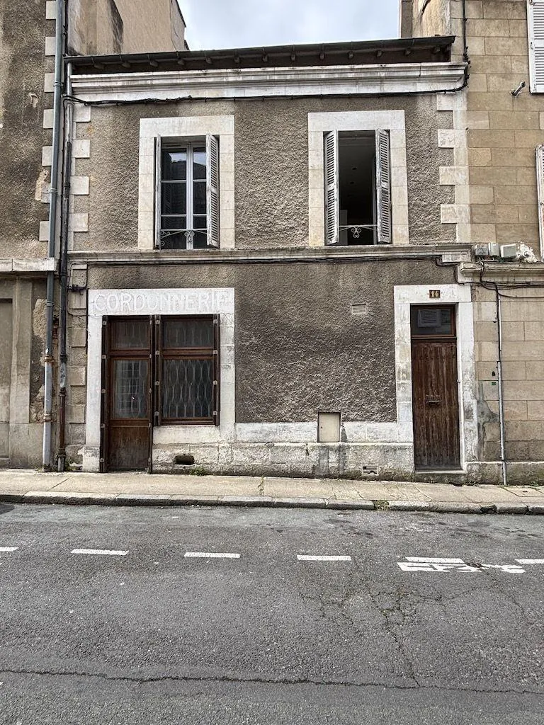 Maison de ville de 144 m² à Poitiers Montierneuf avec cour et caves voûtées 