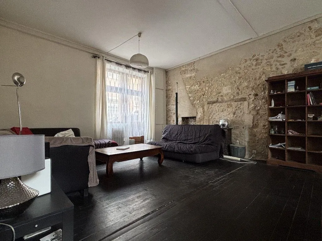 Maison de ville de 144 m² à Poitiers Montierneuf avec cour et caves voûtées 