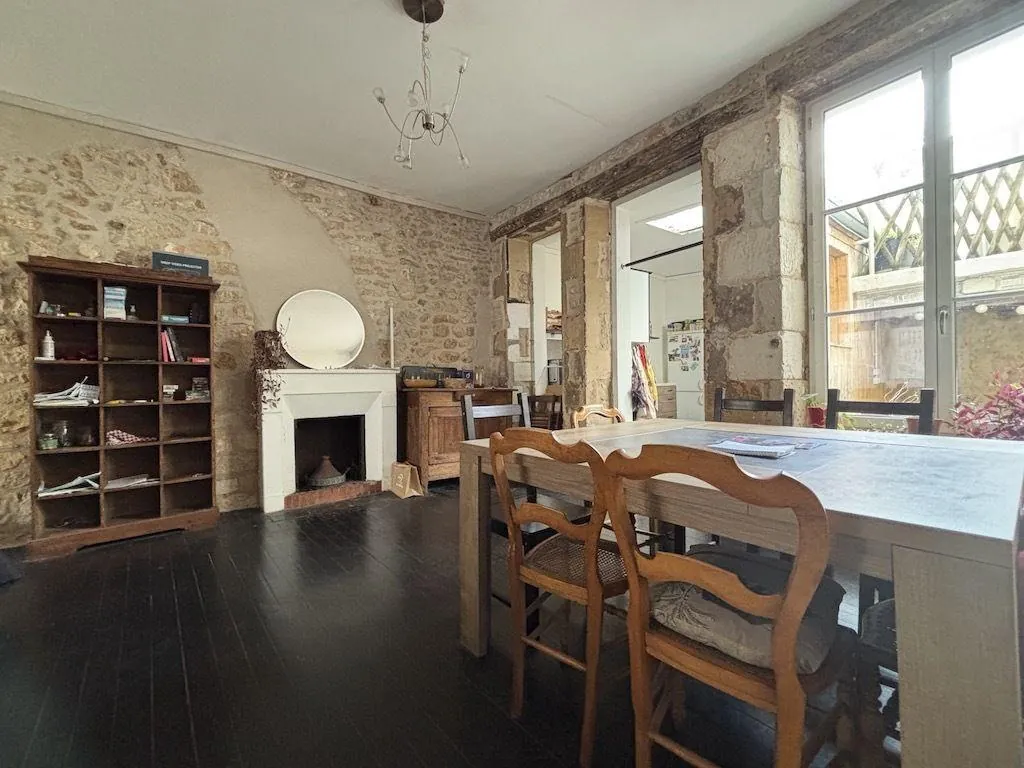 Maison de ville de 144 m² à Poitiers Montierneuf avec cour et caves voûtées 