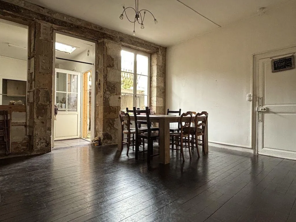 Maison de ville de 144 m² à Poitiers Montierneuf avec cour et caves voûtées 