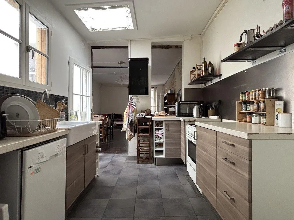 Maison de ville de 144 m² à Poitiers Montierneuf avec cour et caves voûtées 