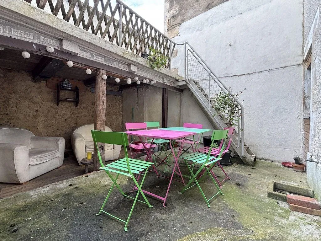 Maison de ville de 144 m² à Poitiers Montierneuf avec cour et caves voûtées 
