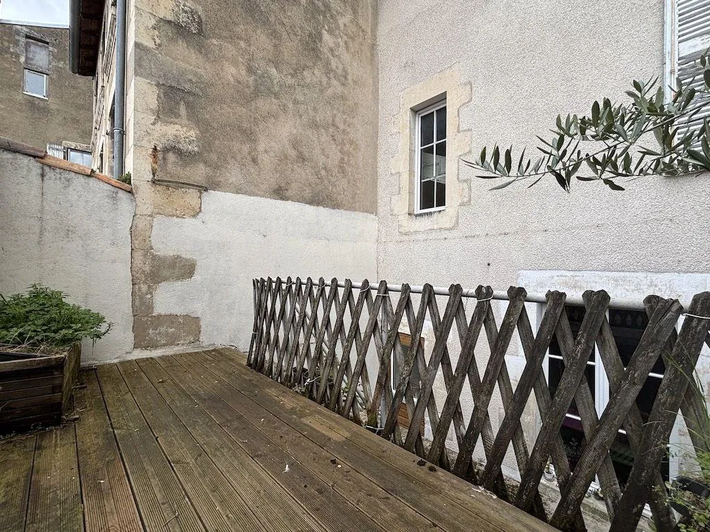 Maison de ville de 144 m² à Poitiers Montierneuf avec cour et caves voûtées 