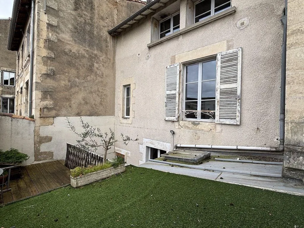 Maison de ville de 144 m² à Poitiers Montierneuf avec cour et caves voûtées 