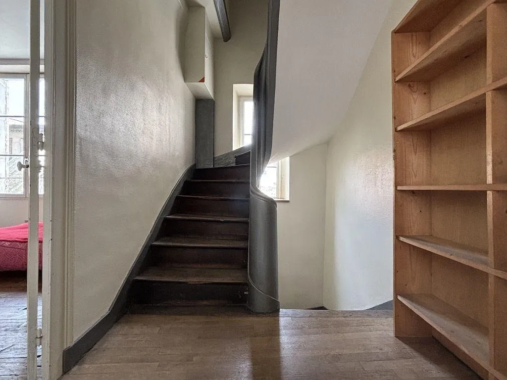 Maison de ville de 144 m² à Poitiers Montierneuf avec cour et caves voûtées 