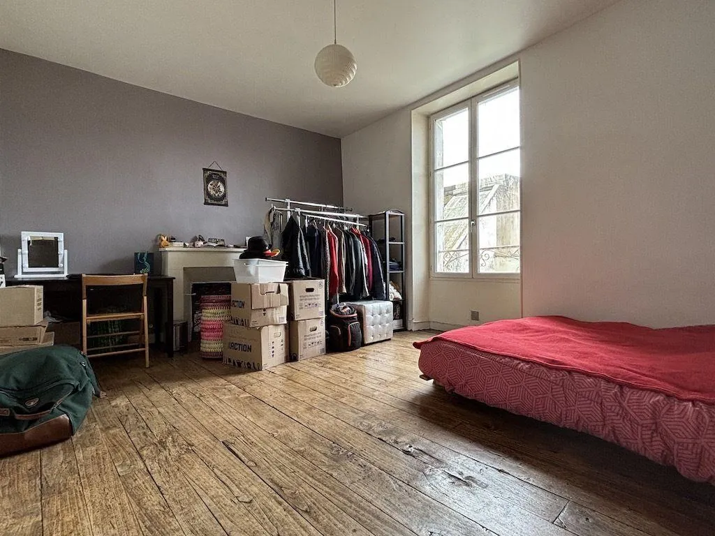 Maison de ville de 144 m² à Poitiers Montierneuf avec cour et caves voûtées 