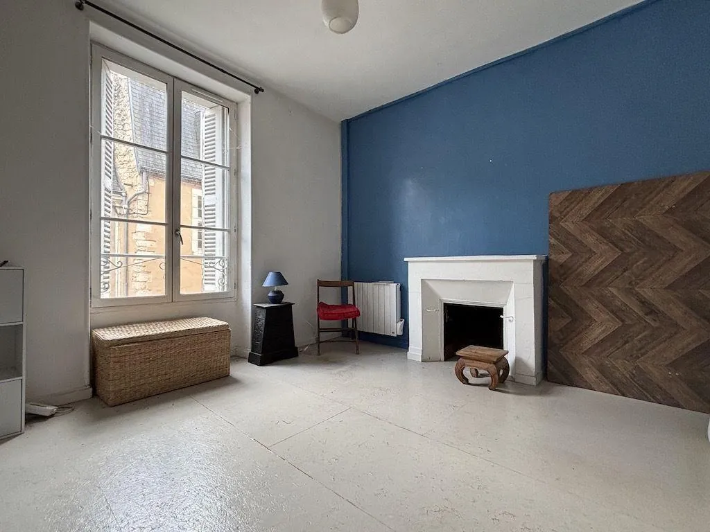 Maison de ville de 144 m² à Poitiers Montierneuf avec cour et caves voûtées 