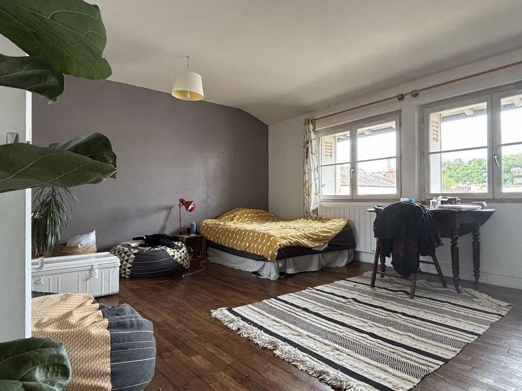 Maison de ville de 144 m² à Poitiers Montierneuf avec cour et caves voûtées 