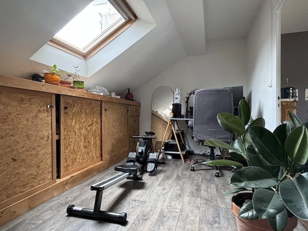 Maison de ville de 144 m² à Poitiers Montierneuf avec cour et caves voûtées 