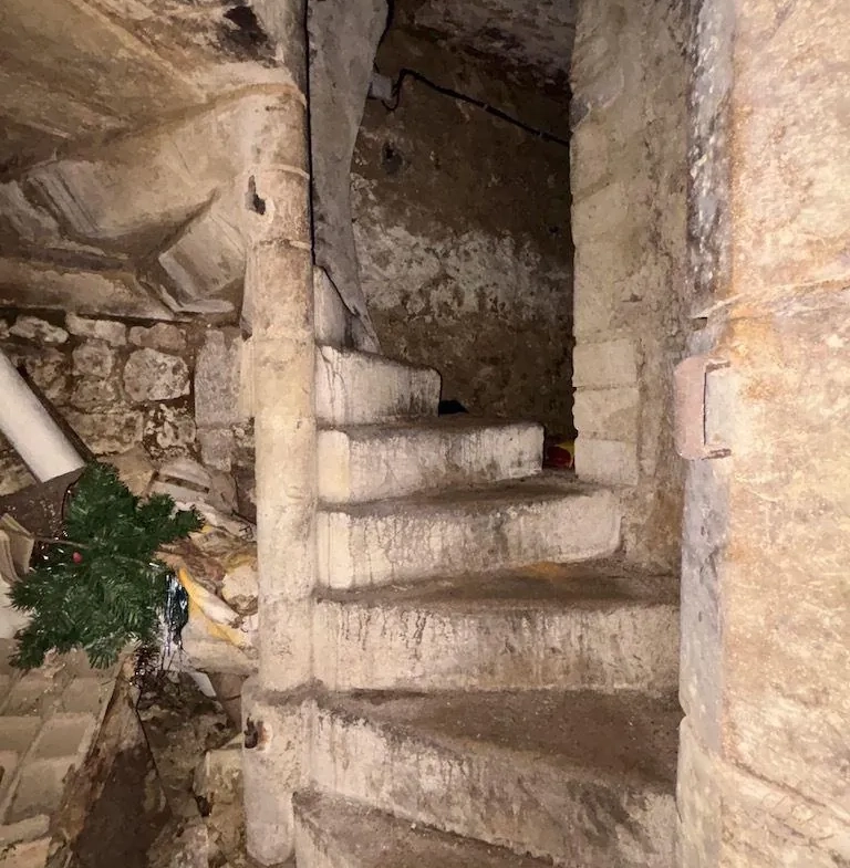 Maison de ville de 144 m² à Poitiers Montierneuf avec cour et caves voûtées 