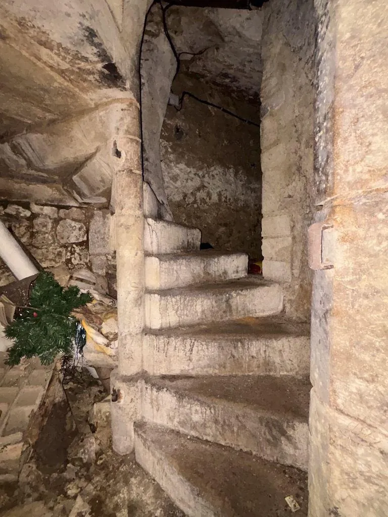 Maison de ville de 144 m² à Poitiers Montierneuf avec cour et caves voûtées 