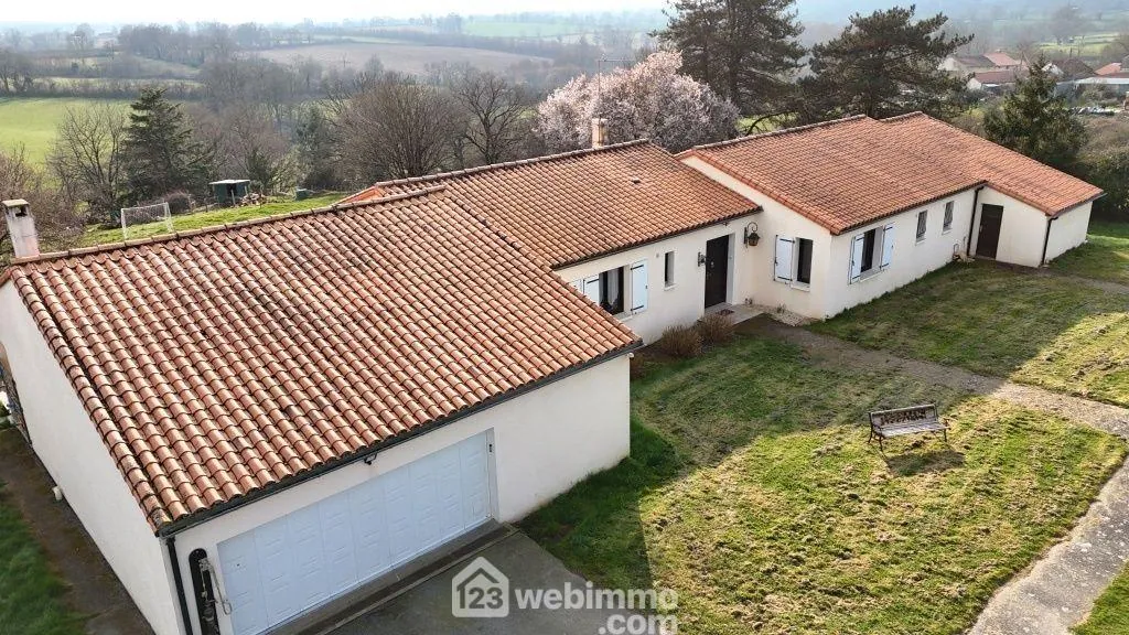 Maison de 222 m² avec grand terrain et vue dégagée à Châtillon-sur-Thouet 