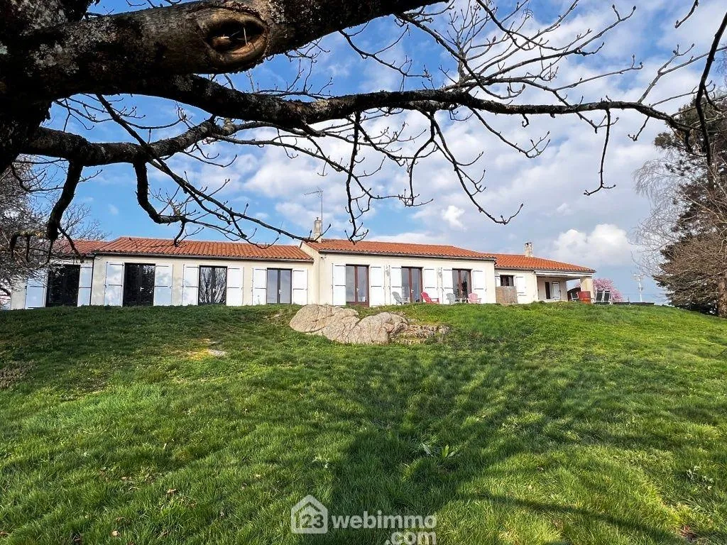 Maison de 222 m² avec grand terrain et vue dégagée à Châtillon-sur-Thouet 