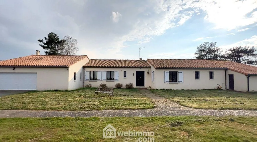 Maison de 222 m² avec grand terrain et vue dégagée à Châtillon-sur-Thouet 