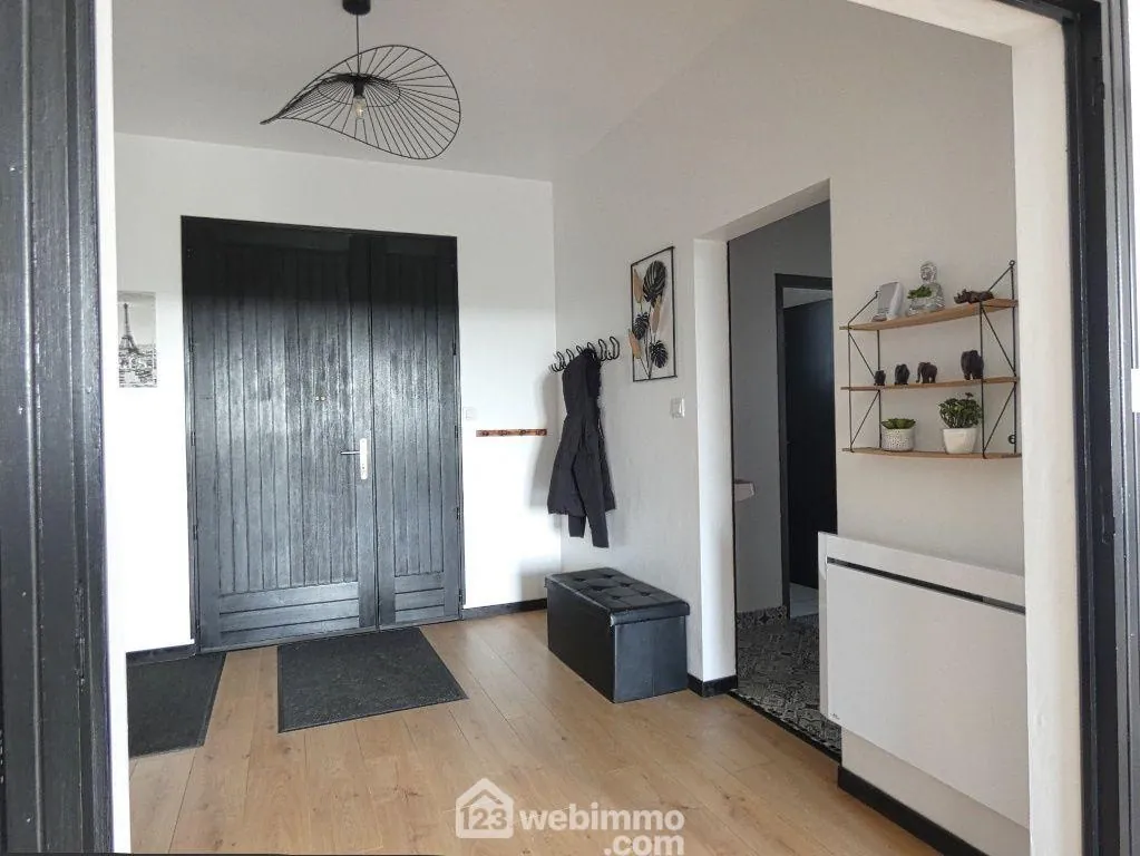 Maison de 222 m² avec grand terrain et vue dégagée à Châtillon-sur-Thouet 
