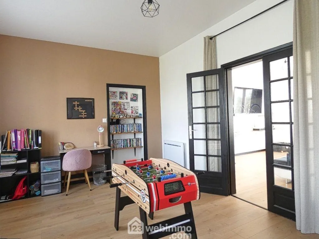 Maison de 222 m² avec grand terrain et vue dégagée à Châtillon-sur-Thouet 