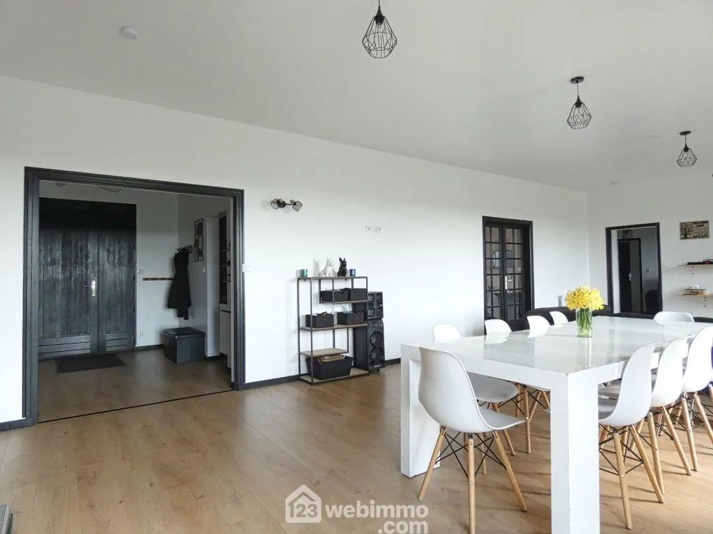 Maison de 222 m² avec grand terrain et vue dégagée à Châtillon-sur-Thouet 