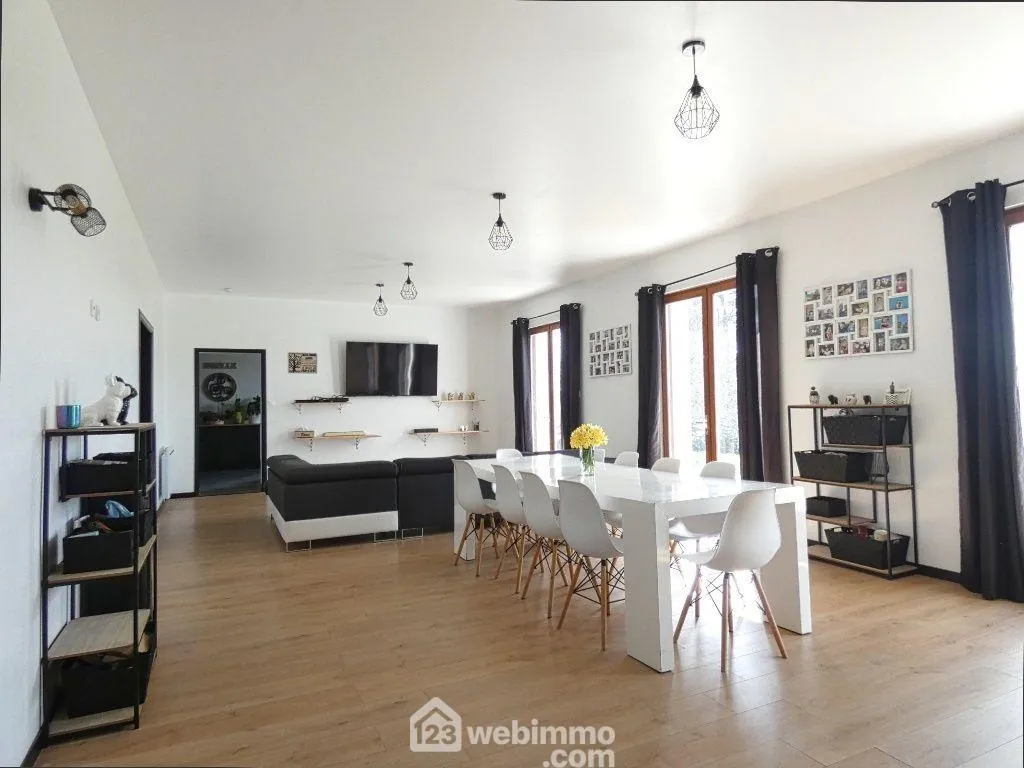 Maison de 222 m² avec grand terrain et vue dégagée à Châtillon-sur-Thouet 
