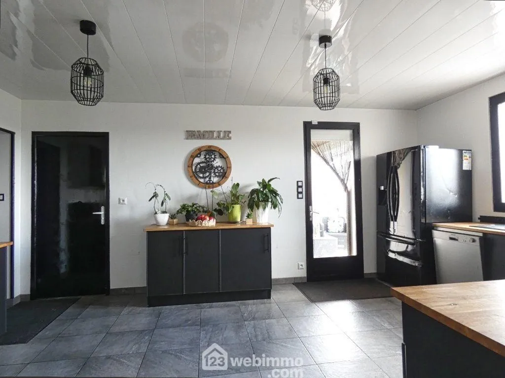 Maison de 222 m² avec grand terrain et vue dégagée à Châtillon-sur-Thouet 