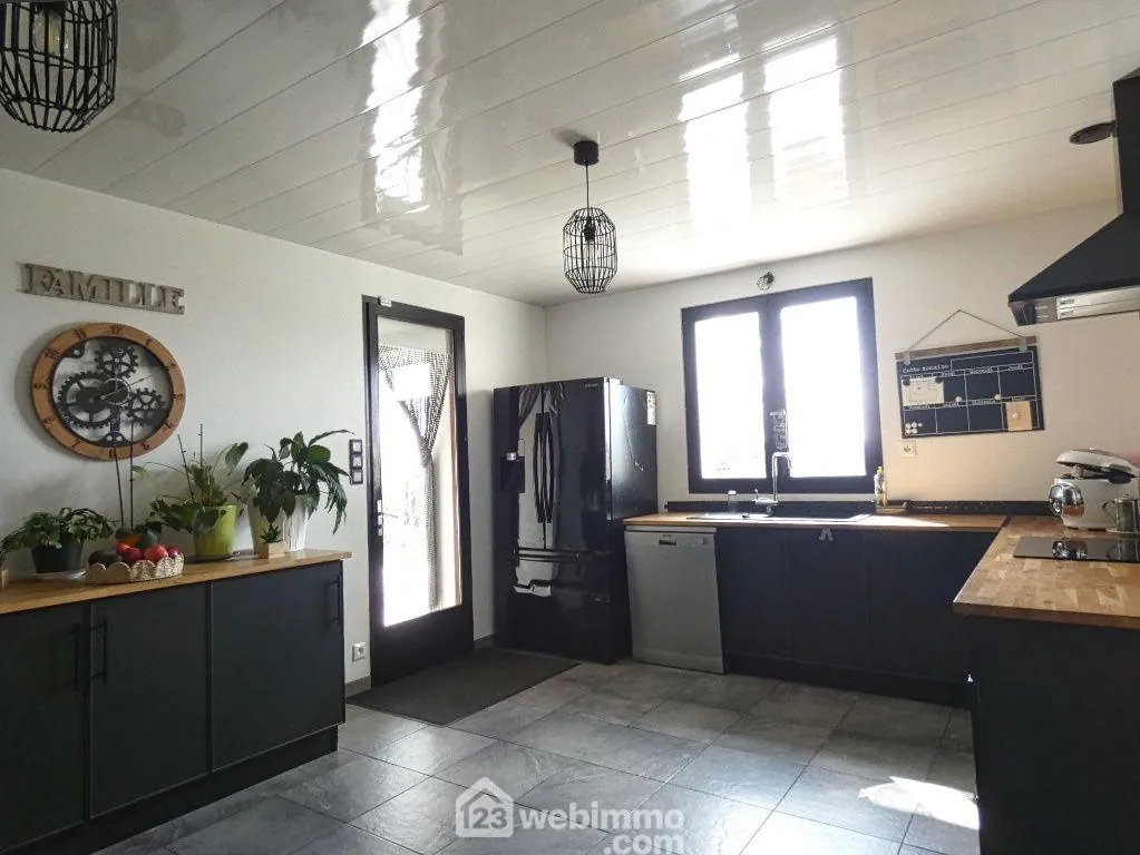 Maison de 222 m² avec grand terrain et vue dégagée à Châtillon-sur-Thouet 