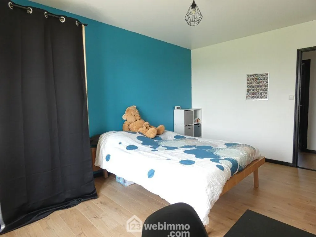 Maison de 222 m² avec grand terrain et vue dégagée à Châtillon-sur-Thouet 