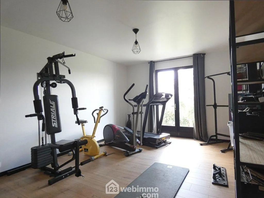 Maison de 222 m² avec grand terrain et vue dégagée à Châtillon-sur-Thouet 
