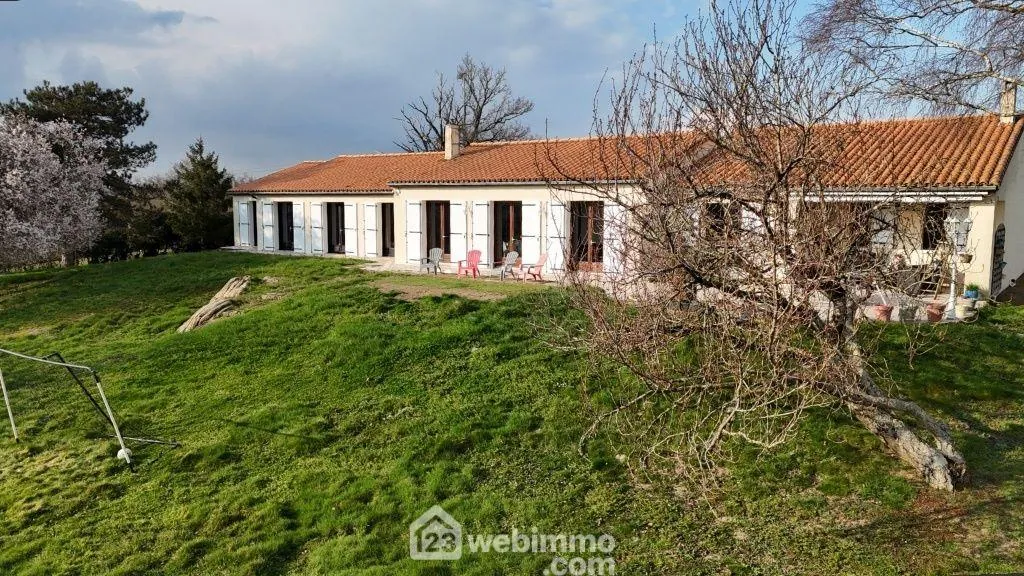 Maison de 222 m² avec grand terrain et vue dégagée à Châtillon-sur-Thouet 