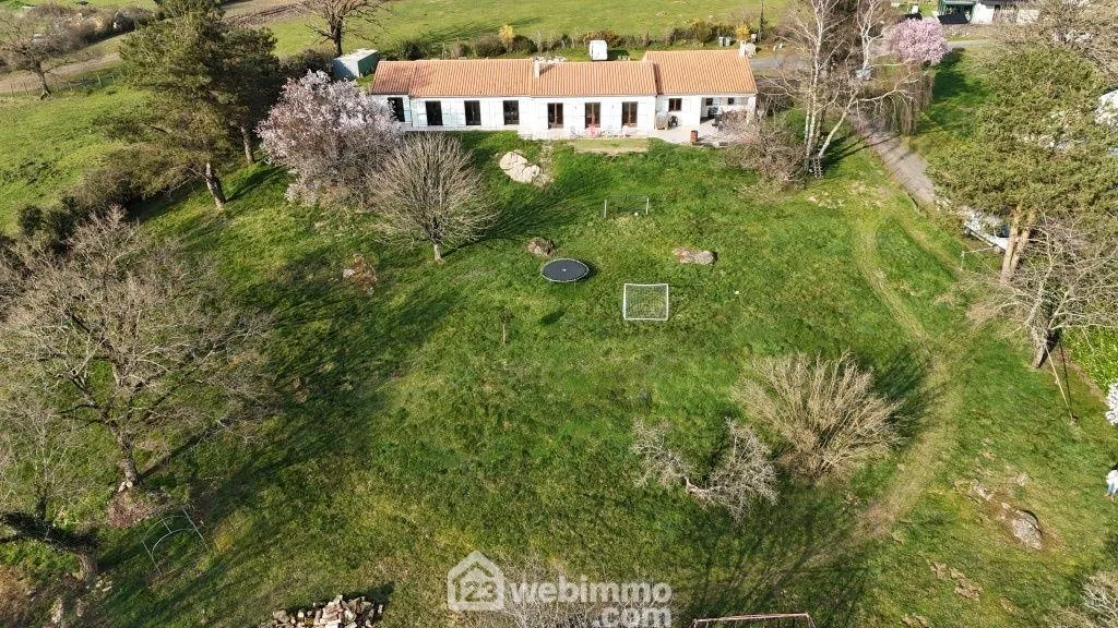 Maison de 222 m² avec grand terrain et vue dégagée à Châtillon-sur-Thouet 