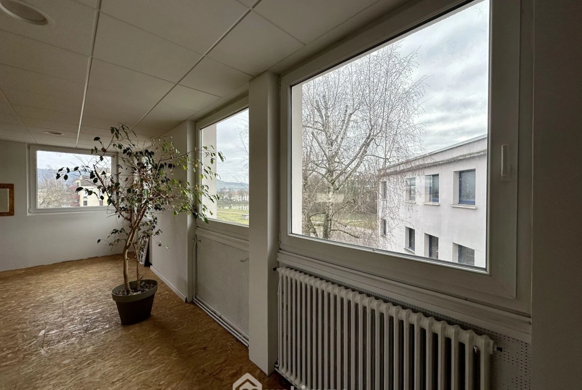 Bureaux à vendre de 50m² à Verdun, vue sur la Meuse et parking gratuit 