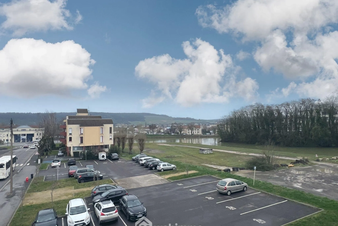 Bureaux à vendre de 50m² à Verdun, vue sur la Meuse et parking gratuit 