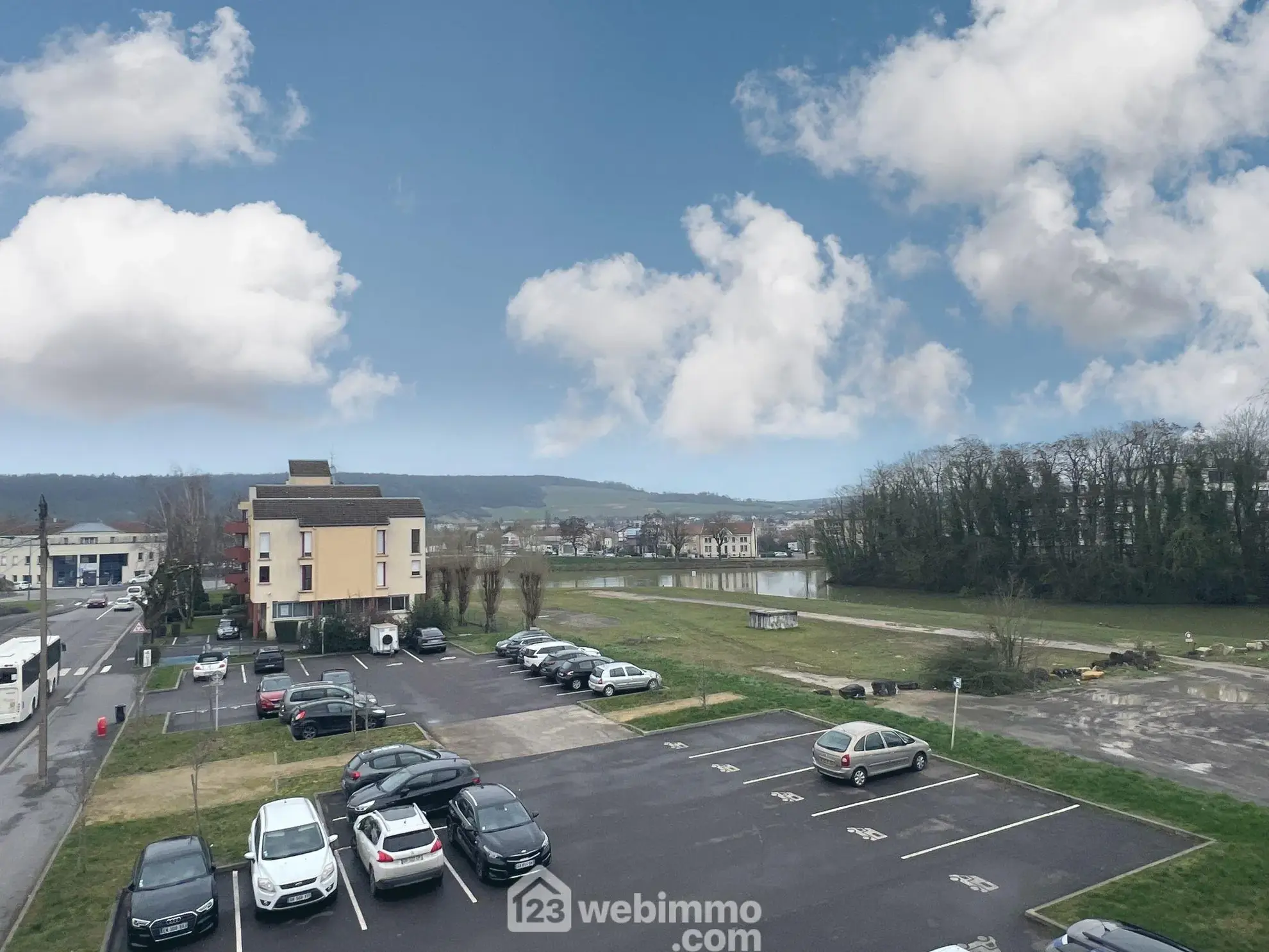 Bureaux à vendre de 50m² à Verdun, vue sur la Meuse et parking gratuit 