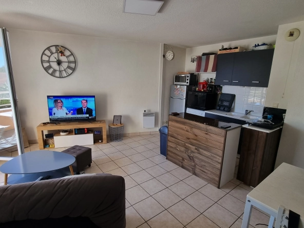 Vente d'un appartement T3 loué à Villerest avec parking et balcon
