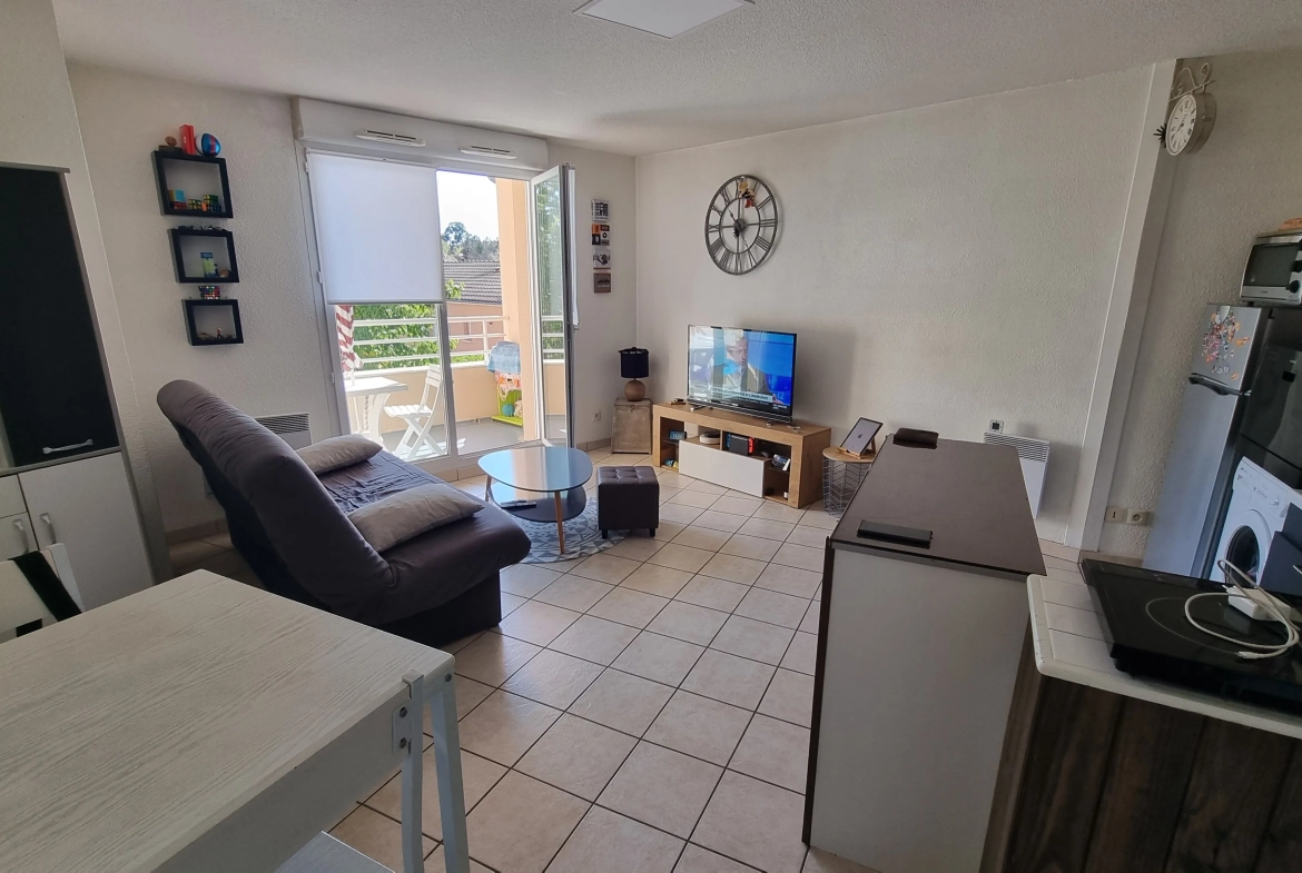 Vente d'un appartement T3 loué à Villerest avec parking et balcon 