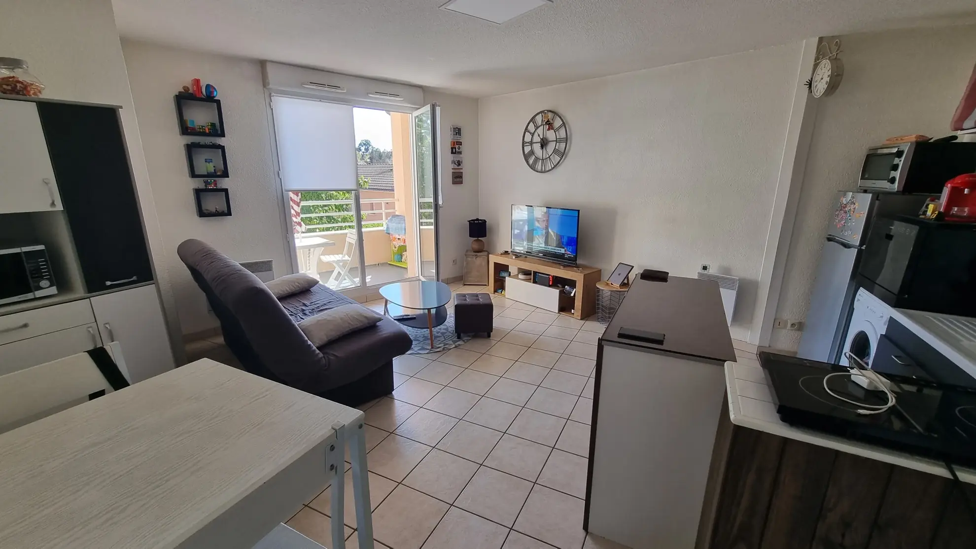 Vente d'un appartement T3 loué à Villerest avec parking et balcon 