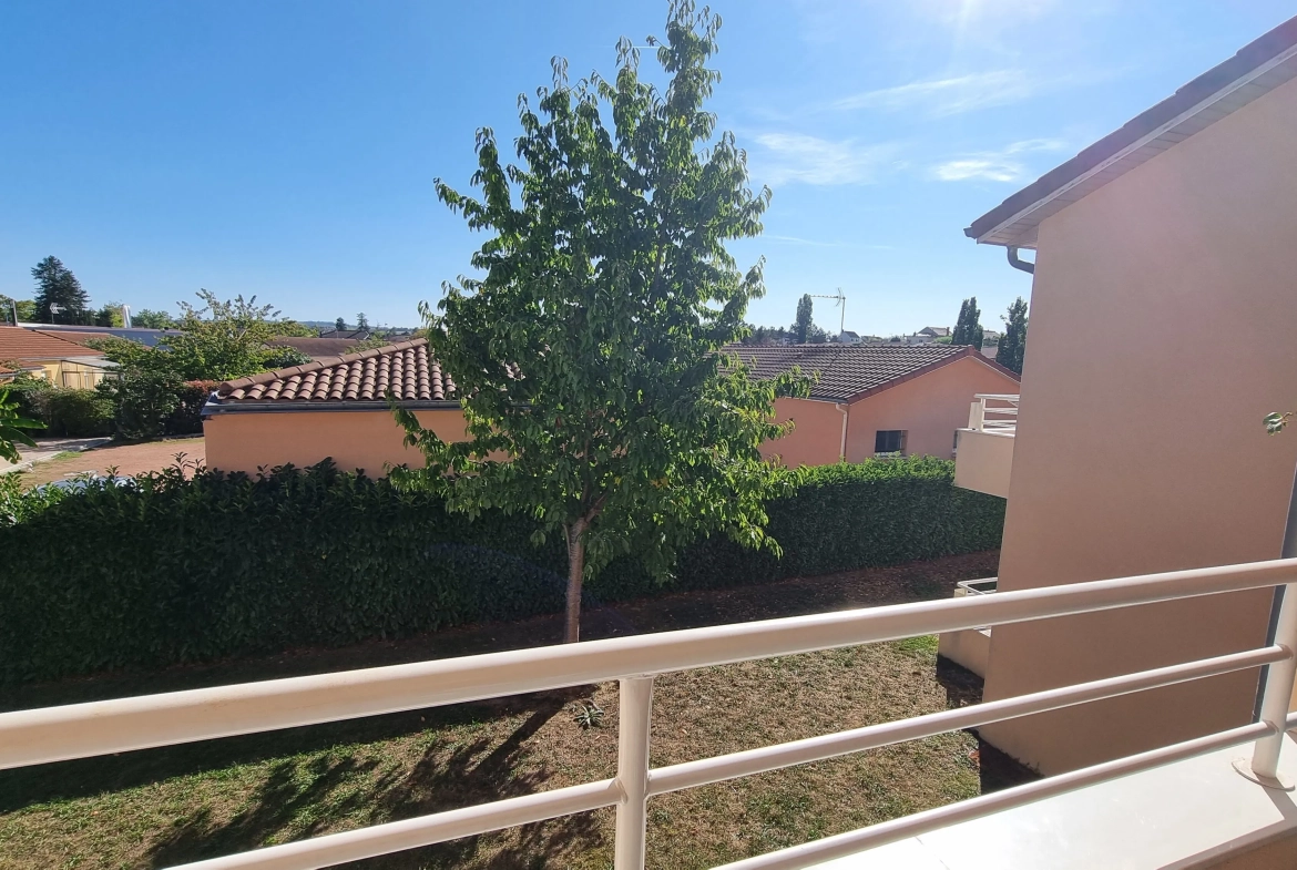 Vente d'un appartement T3 loué à Villerest avec parking et balcon 