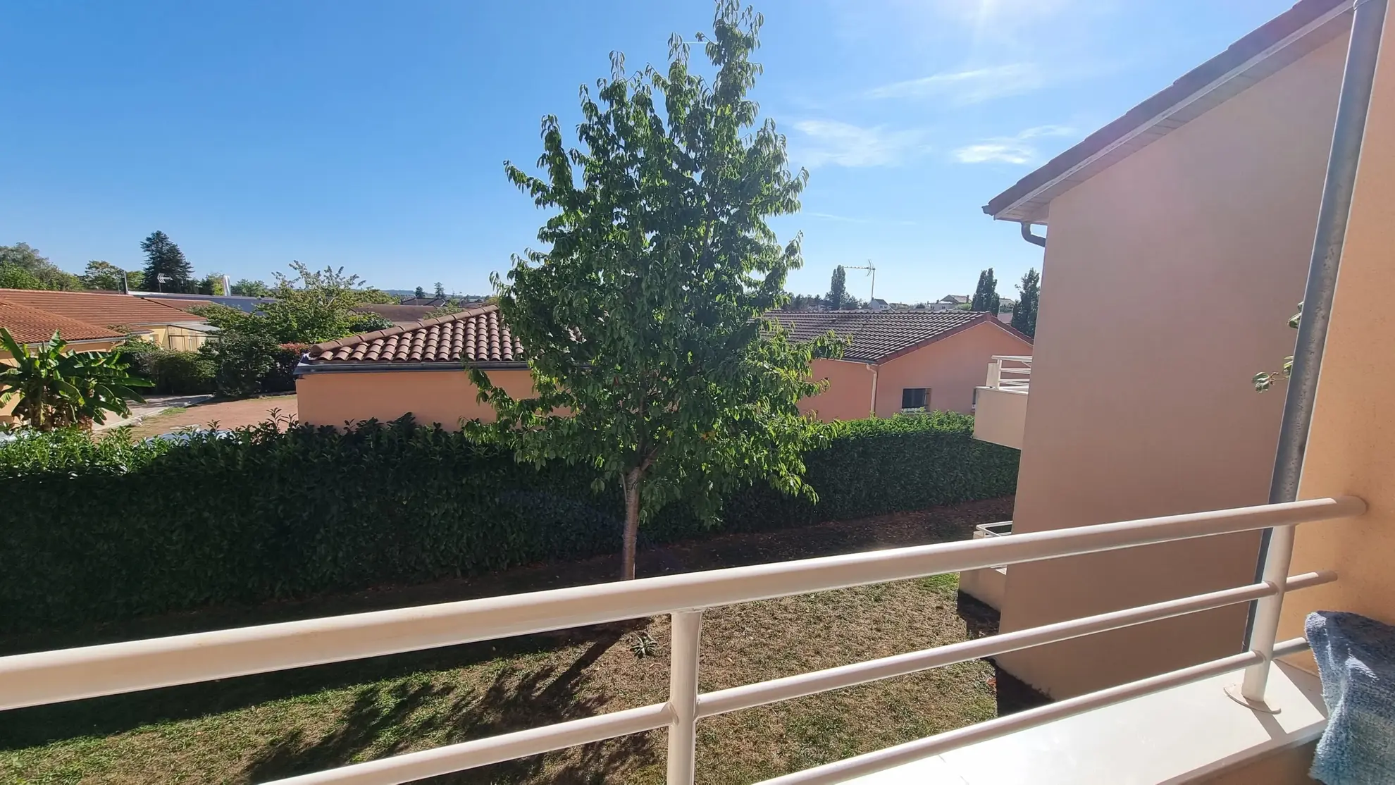 Vente d'un appartement T3 loué à Villerest avec parking et balcon 