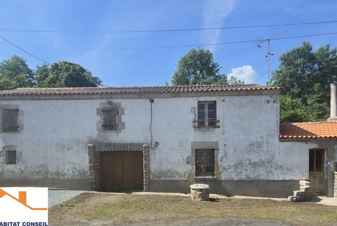 Maison en pierre à rénover aux Lucs-sur-Boulogne avec grand potentiel 