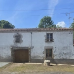 Maison en pierre à rénover aux Lucs-sur-Boulogne avec grand potentiel