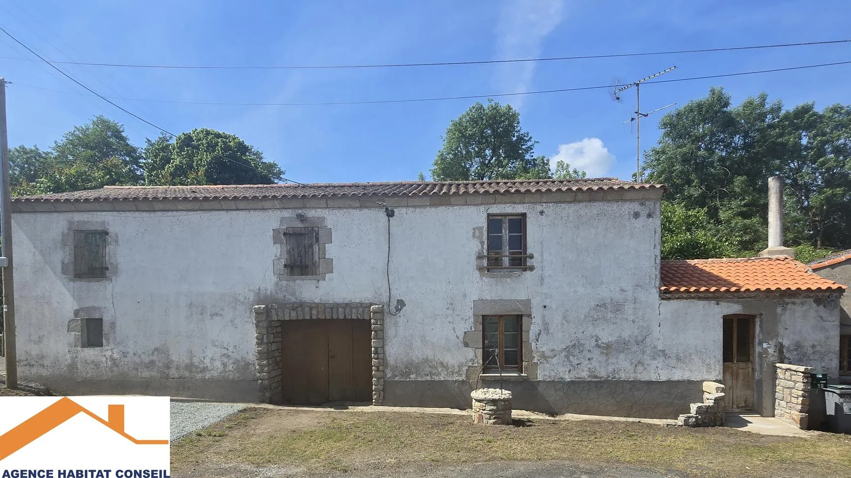 Maison en pierre à rénover aux Lucs-sur-Boulogne avec grand potentiel 