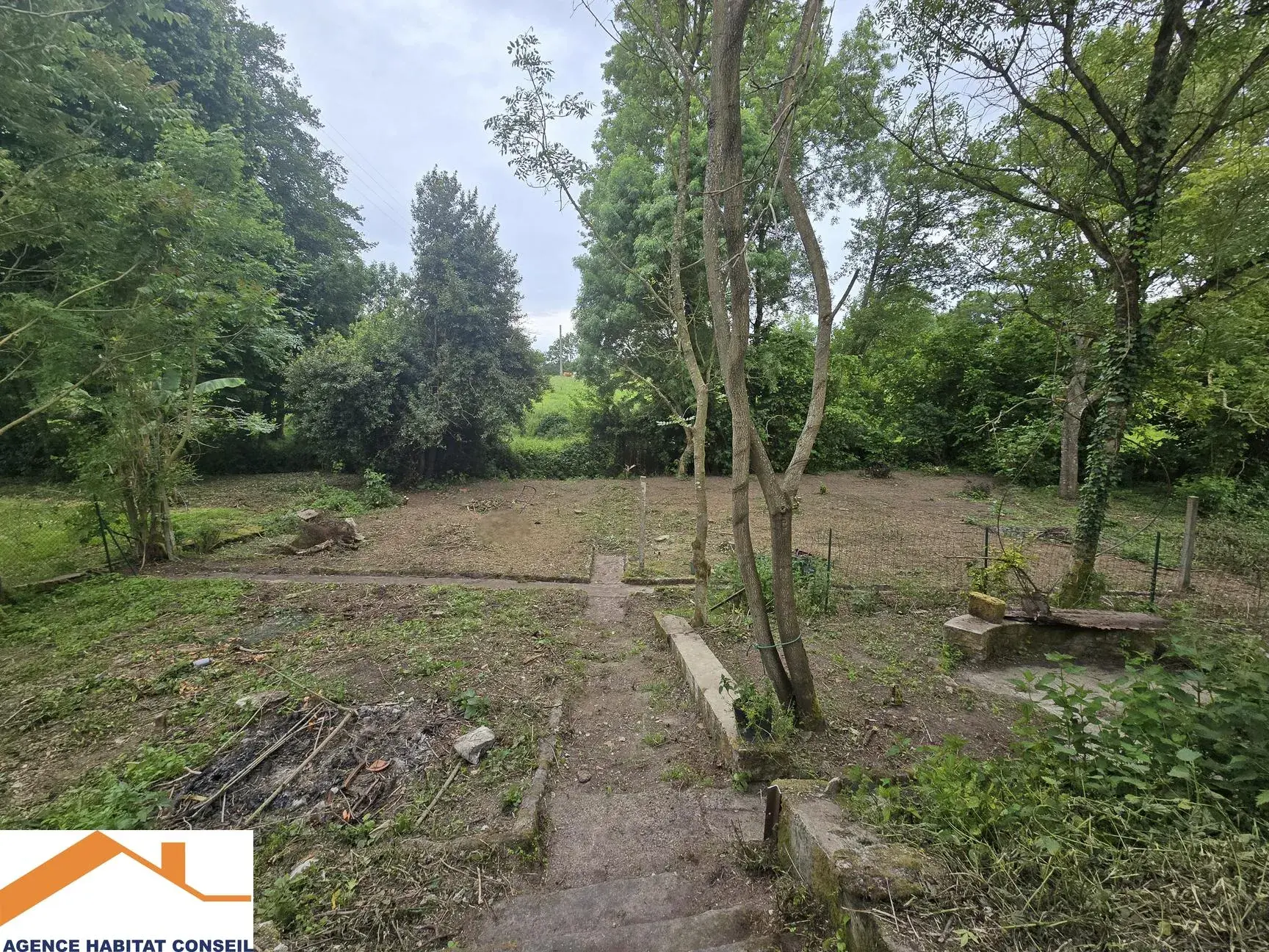 Maison en pierre à rénover aux Lucs-sur-Boulogne avec grand potentiel 