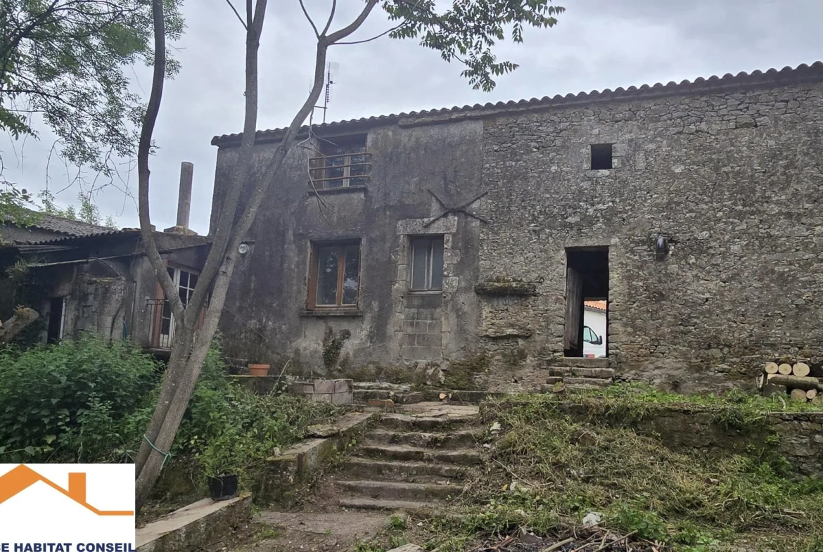 Maison en pierre à rénover aux Lucs-sur-Boulogne avec grand potentiel 